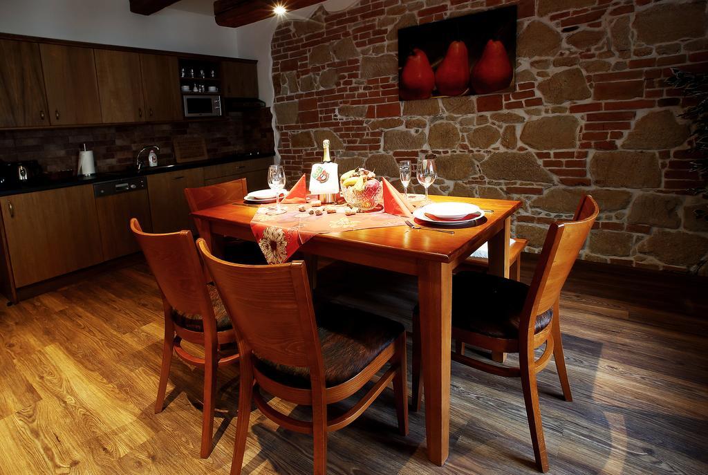 Apartamento Apartments&suites žlutá Hruška