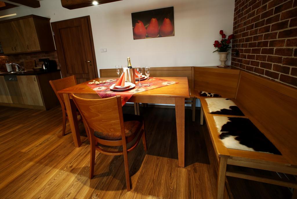 Apartments&suites žlutá Hruška *